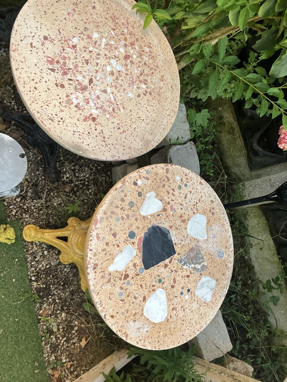 Plateaux de terrazzo vus du dessus, avec gros éclats de marbre blanc et noir