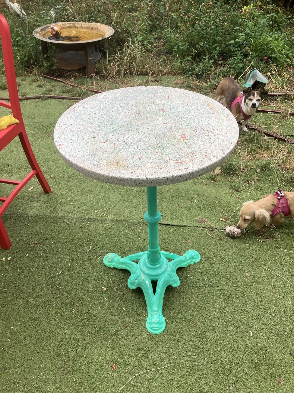 Table en terrazzo Earth, plateau clair sur pied vert vif, vue de profil