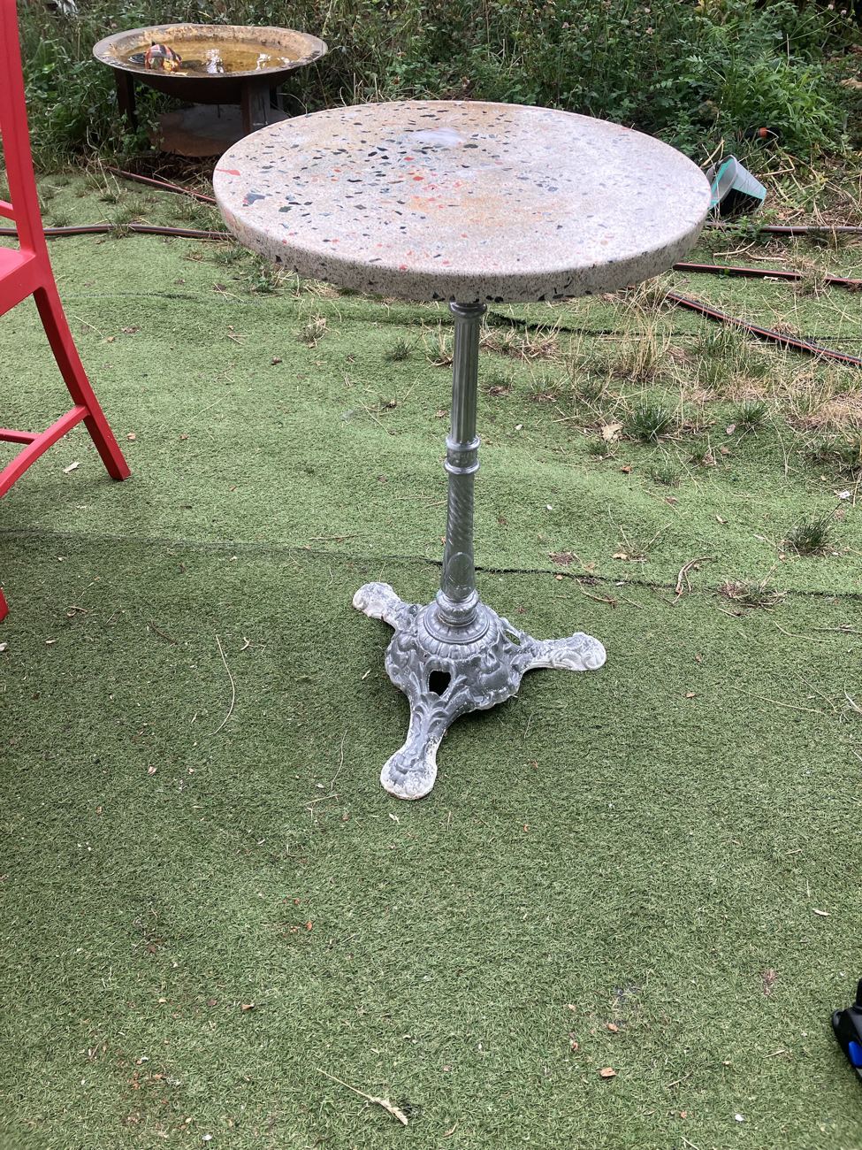 Table en terrazzo Lune, plateau gris pâle sur pied argenté, vue de profil
