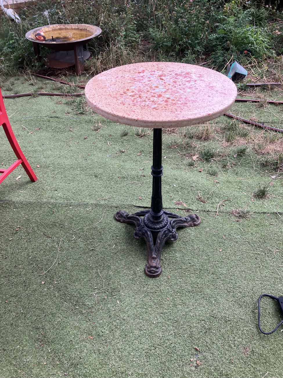 Table en terrazzo Mars, plateau sable et rouge sur pied noir, vue de profil