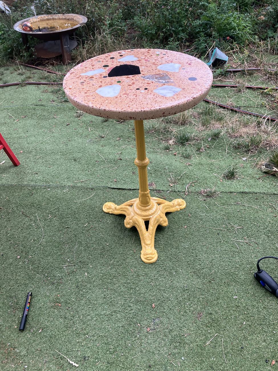 Table en terrazzo Soleil, plateau ocre et pied jaune, vue de profil