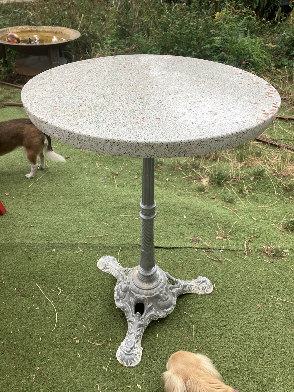 Table en terrazzo テーブル (tēburu), plateau blanc sur pied argenté, vue de profil